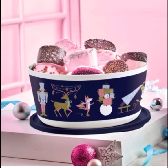 Tupperware Christmas 18-cup/4.3 L Bowl - Picture 1 of 5